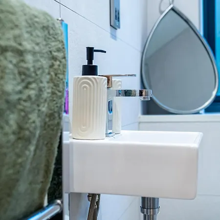 Modern 4-bed Townhouse, Conveniently Located Near Centre - Perfect For Corporate