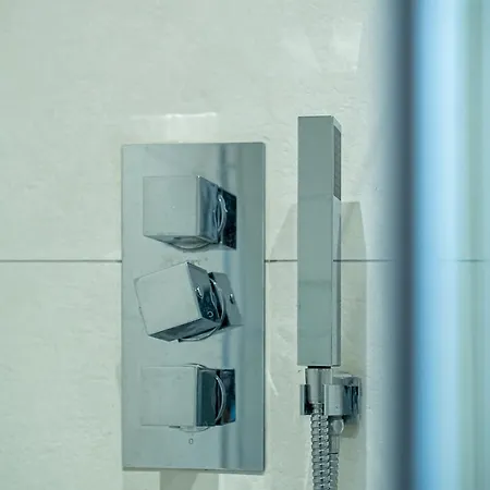 Apartment Modern 4-bed Townhouse, Conveniently Located Near Centre - Perfect For Corporate *