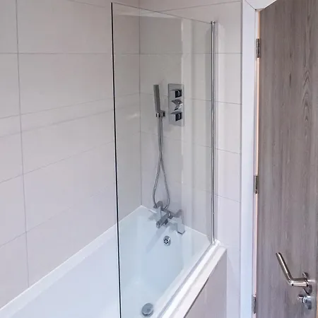 Modern 4-bed Townhouse, Conveniently Located Near Centre - Perfect For Corporate