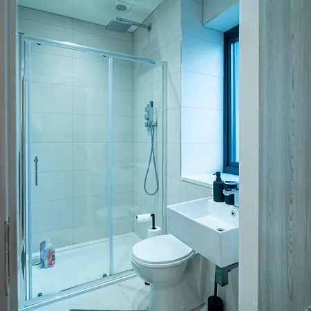 Modern 4-bed Townhouse, Conveniently Located Near Centre - Perfect For Corporate