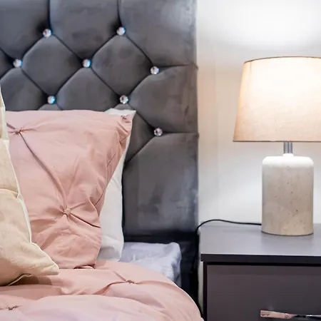 Modern 4-bed Townhouse, Conveniently Located Near Centre - Perfect For Corporate ليدز