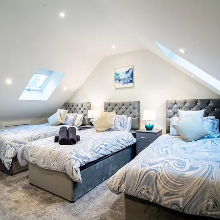 Modern 4-bed Townhouse, Conveniently Located Near Centre - Perfect For Corporate