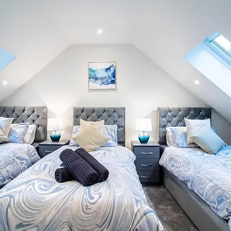 Modern 4-bed Townhouse, Conveniently Located Near Centre - Perfect For Corporate Leeds (West Yorkshire)