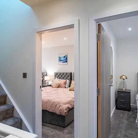 Apartment Modern 4-bed Townhouse, Conveniently Located Near Centre - Perfect For Corporate
