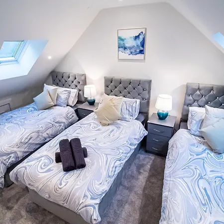 Modern 4-bed Townhouse, Conveniently Located Near Centre - Perfect For Corporate