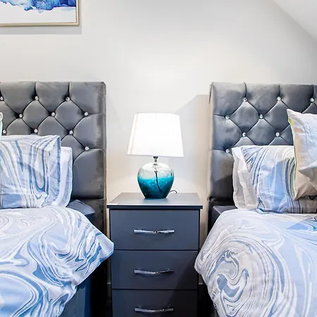 Apartment Modern 4-bed Townhouse, Conveniently Located Near Centre - Perfect For Corporate *