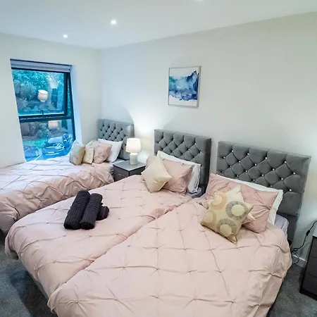 شقة Modern 4-bed Townhouse, Conveniently Located Near Centre - Perfect For Corporate