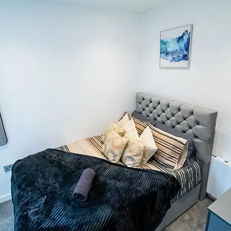 Apartment Modern 4-bed Townhouse, Conveniently Located Near Centre - Perfect For Corporate *