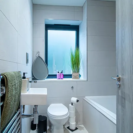 Apartment Modern 4-bed Townhouse, Conveniently Located Near Centre - Perfect For Corporate