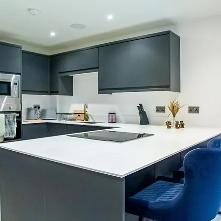 Modern 4-bed Townhouse, Conveniently Located Near Centre - Perfect For Corporate ليدز