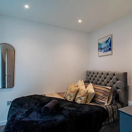 Modern 4-bed Townhouse, Conveniently Located Near Centre - Perfect For Corporate ليدز