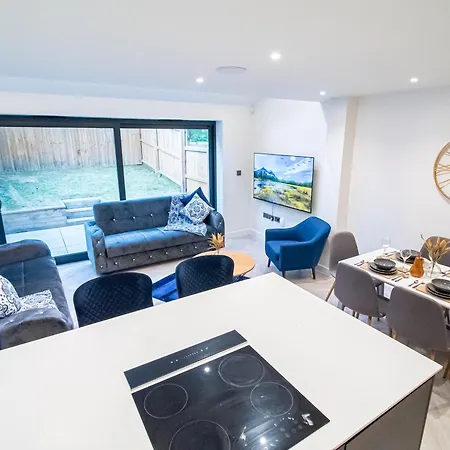 Modern 4-bed Townhouse, Conveniently Located Near Centre - Perfect For Corporate Leeds (West Yorkshire)