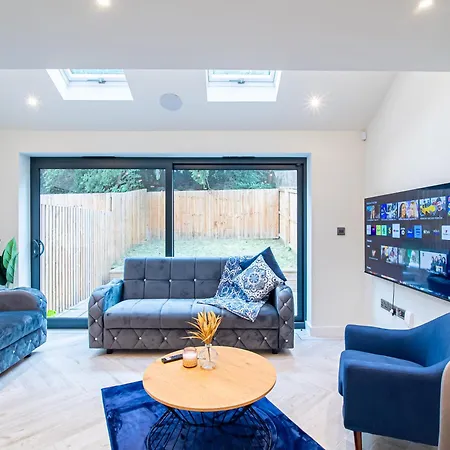 Modern 4-bed Townhouse, Conveniently Located Near Centre - Perfect For Corporate ليدز