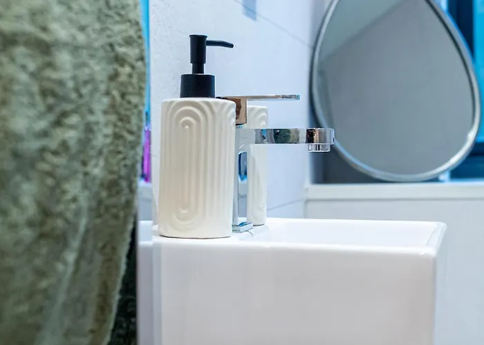 Modern 4-bed Townhouse, Conveniently Located Near Centre - Perfect For Corporate