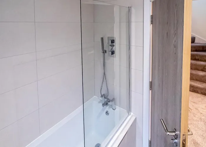 Modern 4-bed Townhouse, Conveniently Located Near Centre - Perfect For Corporate