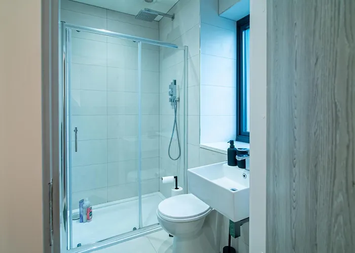 Modern 4-bed Townhouse, Conveniently Located Near Centre - Perfect For Corporate