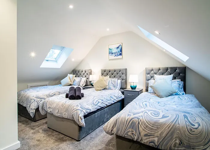 Modern 4-bed Townhouse, Conveniently Located Near Centre - Perfect For Corporate