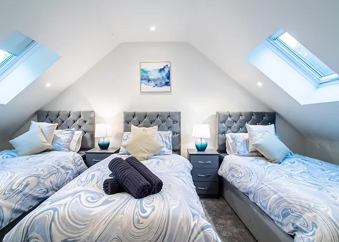 Modern 4-bed Townhouse, Conveniently Located Near Centre - Perfect For Corporate 利兹