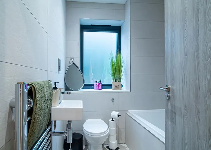 Apartment Modern 4-bed Townhouse, Conveniently Located Near Centre - Perfect For Corporate