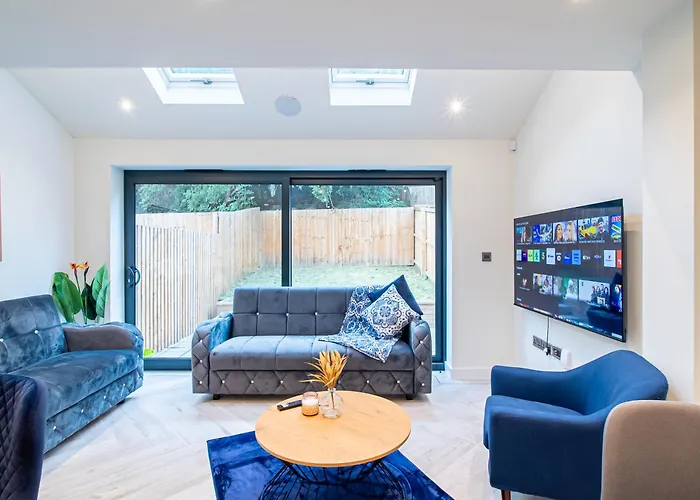 Modern 4-bed Townhouse, Conveniently Located Near Centre - Perfect For Corporate 利兹