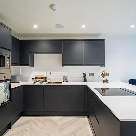 Modern 4-bed Townhouse, Conveniently Located Near Centre - Perfect For Corporate 利兹