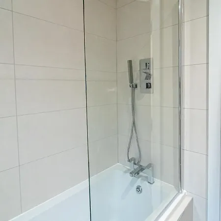 Modern 4-bed Townhouse, Conveniently Located Near Centre - Perfect For Corporate