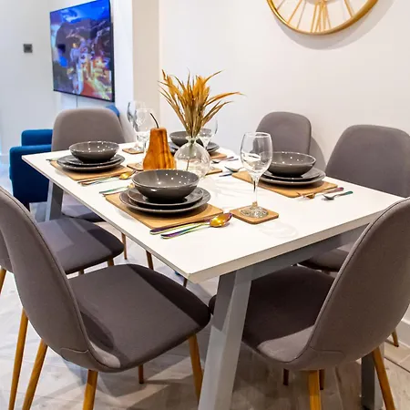 Modern 4-bed Townhouse, Conveniently Located Near Centre - Perfect For Corporate