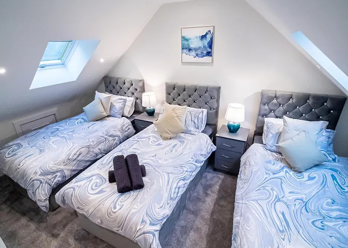 Modern 4-bed Townhouse, Conveniently Located Near Centre - Perfect For Corporate