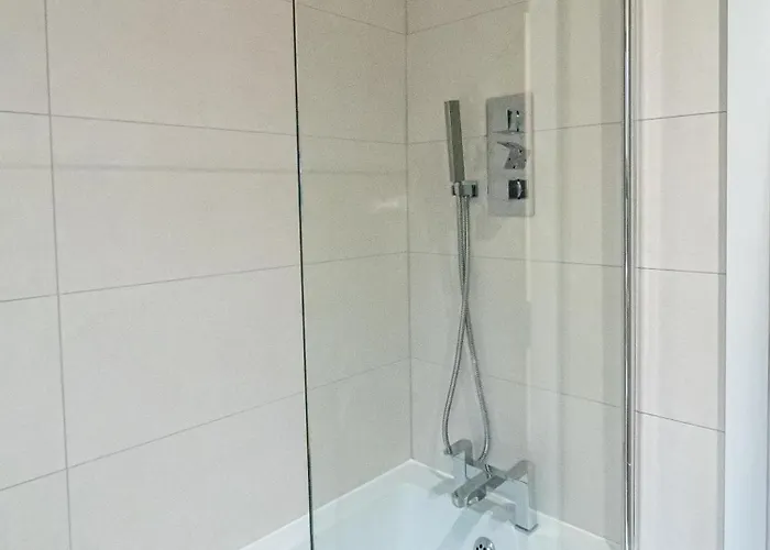 Modern 4-bed Townhouse, Conveniently Located Near Centre - Perfect For Corporate