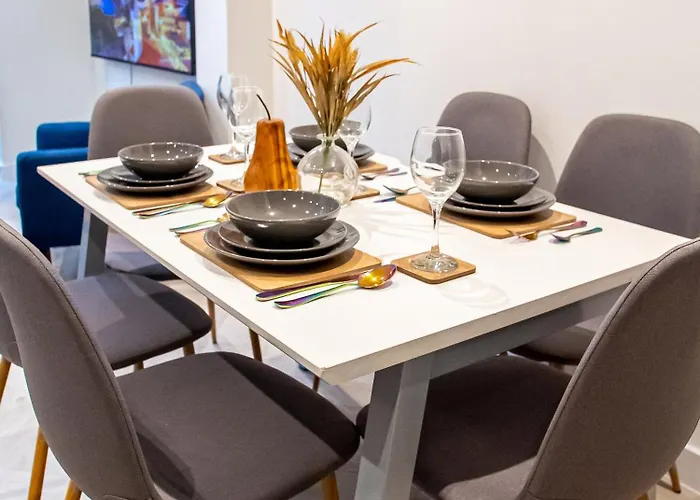 Modern 4-bed Townhouse, Conveniently Located Near Centre - Perfect For Corporate